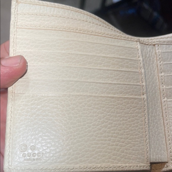 Gucci Ivory Leather Wallet with Gold Logo - Picture 3 of 10
